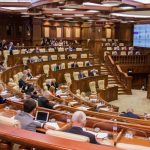 Comisiile parlamentare au avizat pozitiv înlocuirea ‘limbii moldovenești’ prin ‘limba română’ în Constituția Republicii Moldova