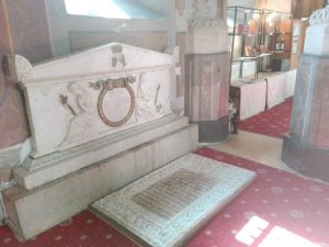 Nécropoles à l’intérieur de l’Église Trei Iararhi de Colțea.