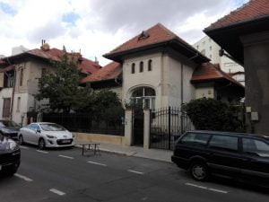 Les figues et le jaune donne un air exotique et lumineux à la Rue Brésil.