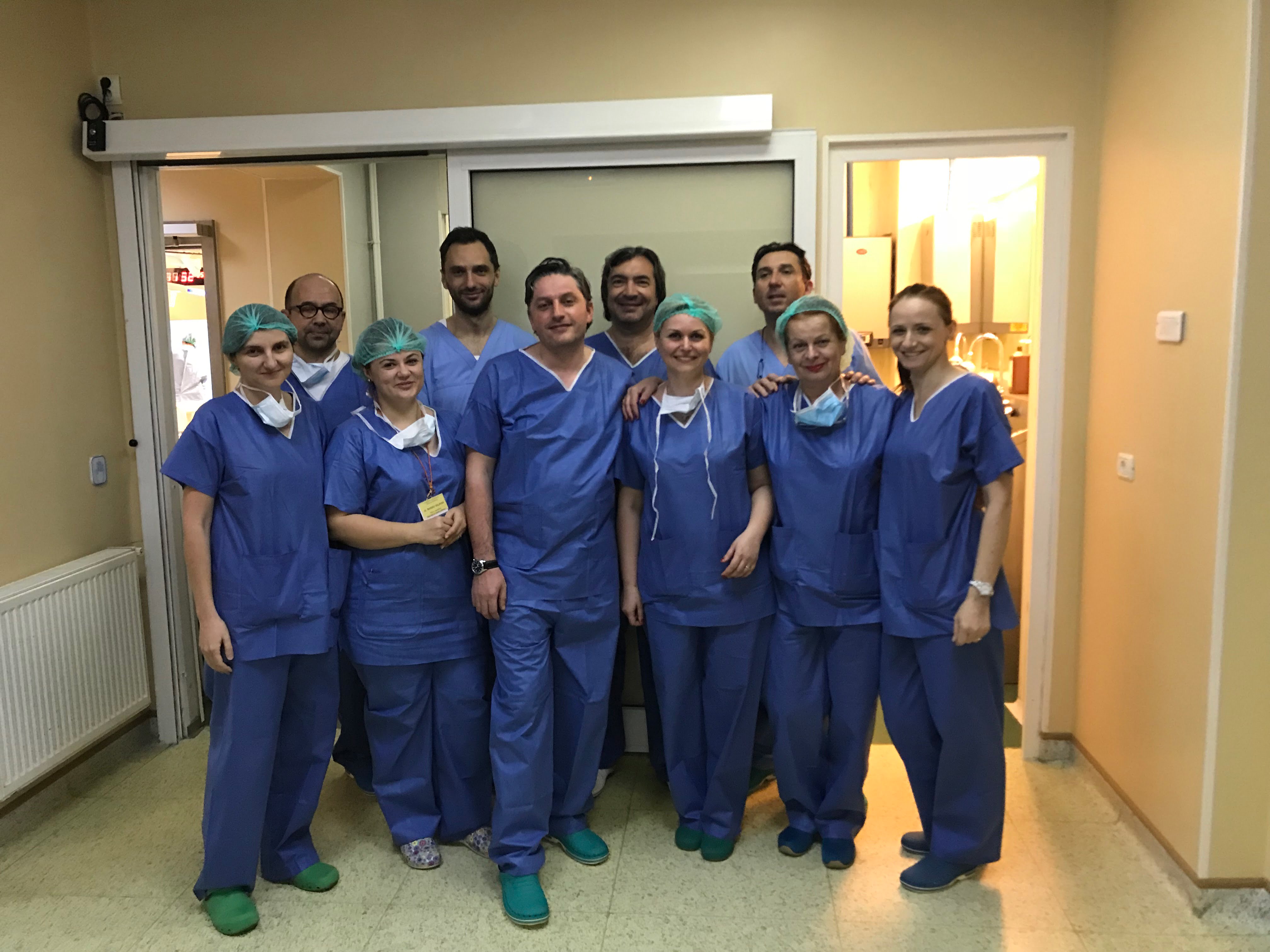 Echipa de specialiști care a realizat primul transplant pulmonar din România.