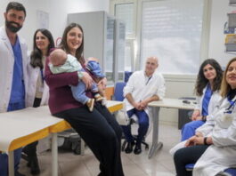 Echipa de medici care a fost alături de femeie pe tot parcursul sarcinii.