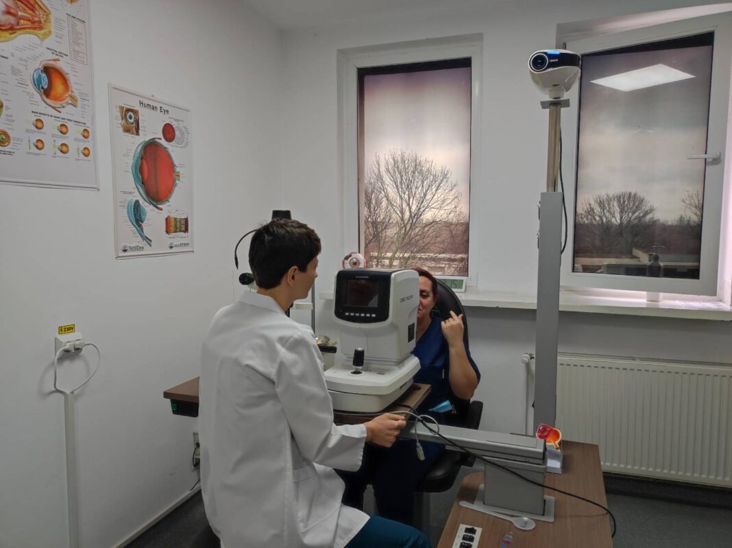 Dr. Daniela Munteanu este medicul care efectueză operații de cataractă la Spitalul General CF Ploiești