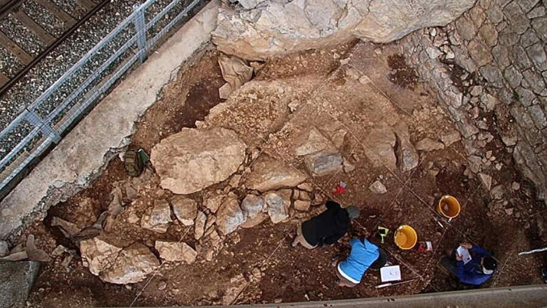 Cercetătorii au descoperit că oamenii de Neanderthal și Homo sapiens și-au organizat spațiile de locuit aproape în același mod
