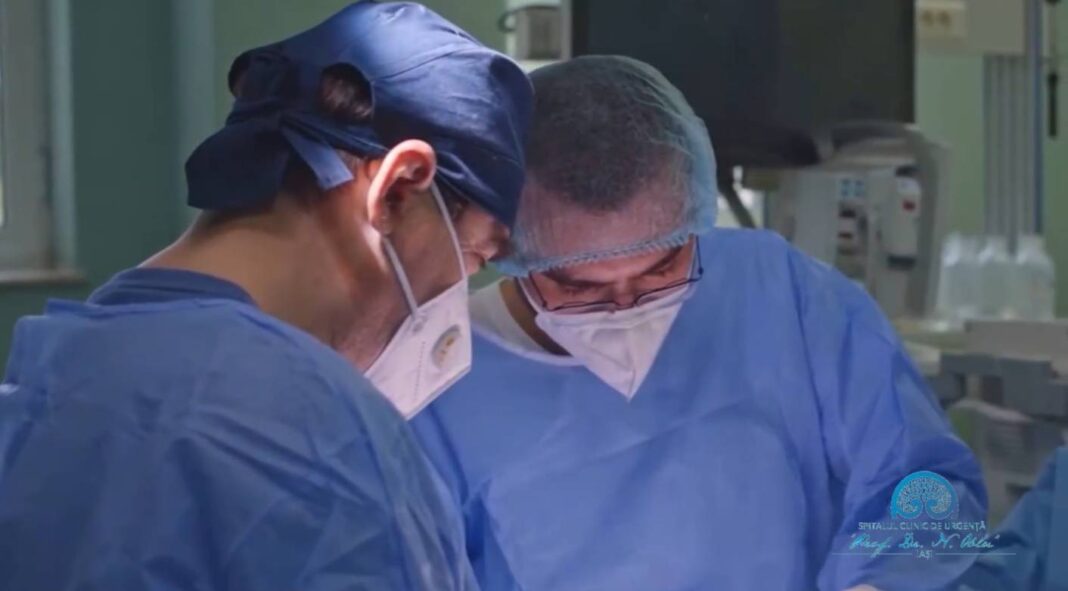 Medicii au intervenit chirurgical pentru a elimina tumoarea de aproximativ patru centimetri