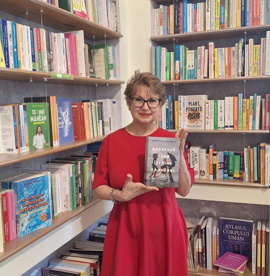 Camelia Cavadia este licențiată în filosofie și jurnalism