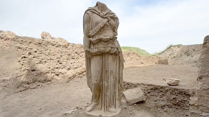 Realizată din marmură albă, statuia are aproximativ 2 metri înălțime și o înfățișează pe Atena în poziție verticală, pe o bază circulară