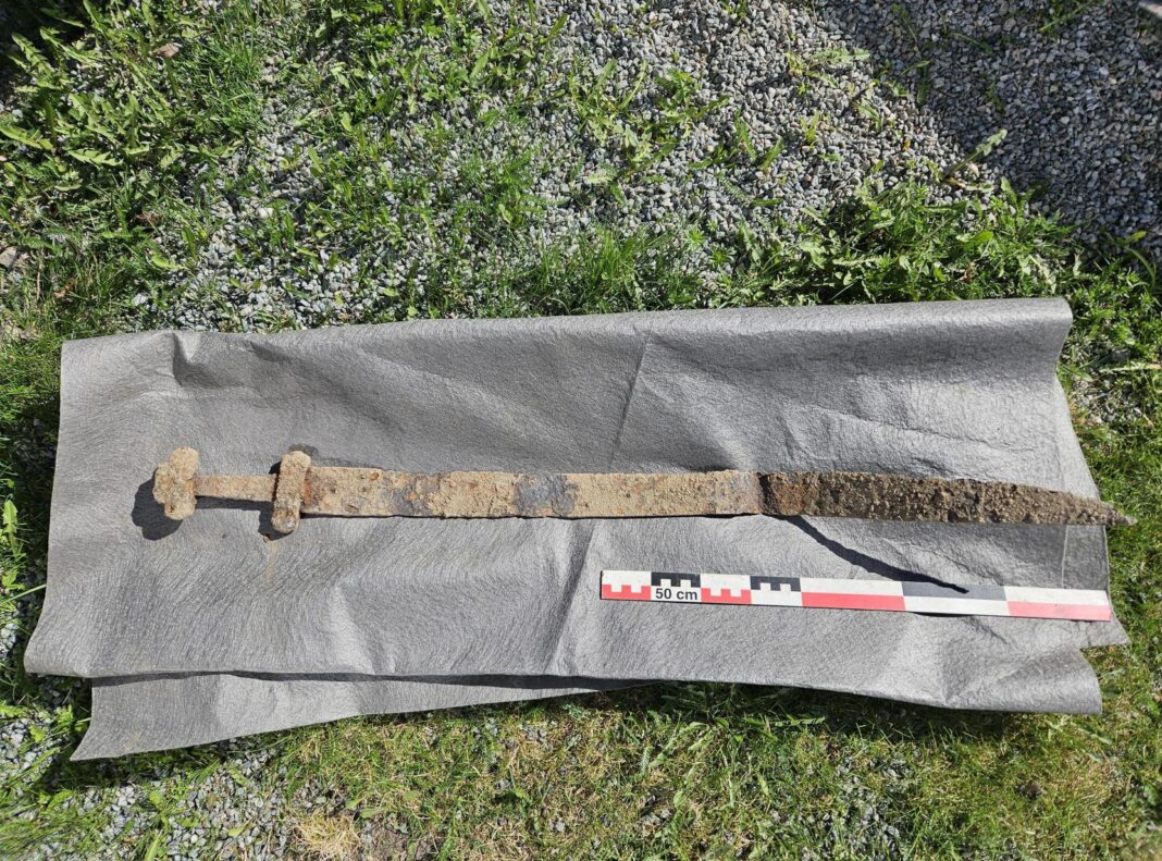 Sabia veche de 1.300 de ani era îngropată în câmp de secole