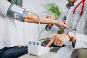 Cei doi medici de gardă voi trebui să găseasă soluții pentru a fi prezenți în trei locaţii care funcționează în spații fizice diferite. 