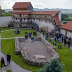 Cetatea Feldioara ocupă un platou strategic cu vedere la râul Olt