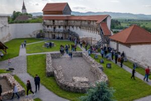 Cetatea Feldioara ocupă un platou strategic cu vedere la râul Olt