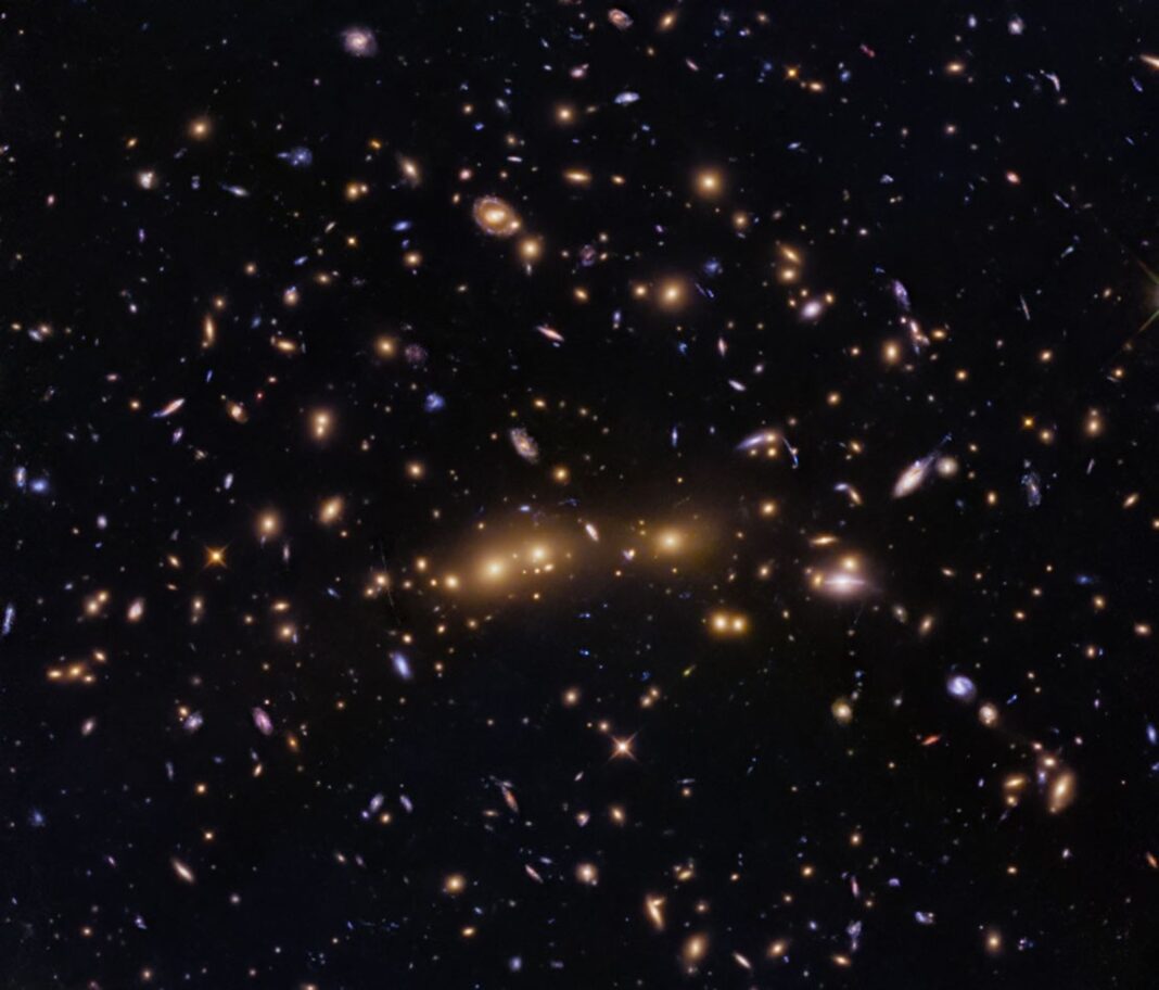 Datele din această imagine includ și observații cu Camera Wide Field 3 a Hubble, realizate ca parte a unui program de observare