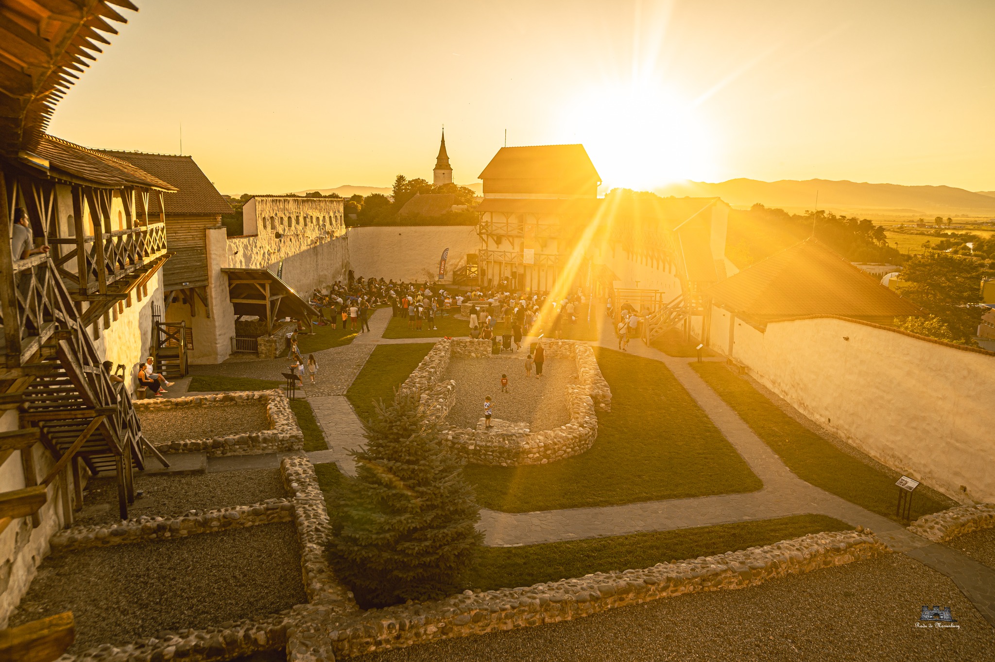 Cetatea Feldioara ocupă un platou strategic cu vedere la râul Olt