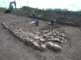 Echipa de excavare, condusă de Bartosz Adamski, a descoperit o gamă densă de elemente arheologice