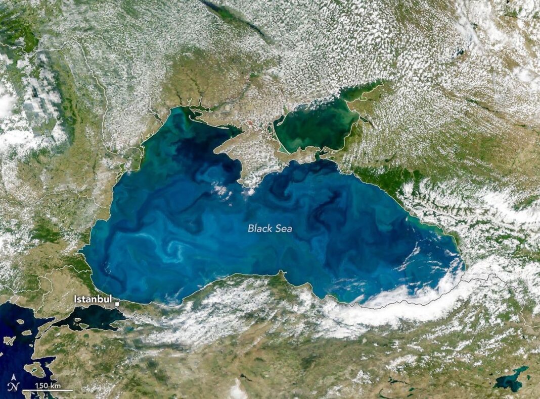 În lunile de primăvară și vară, Marea Neagră capătă o uimitoare nuanță de turcoaz