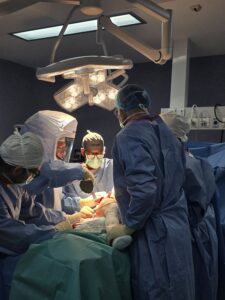 Pacienta prezenta o tumoră localizată la nivelul treimii proximale a femurului drept