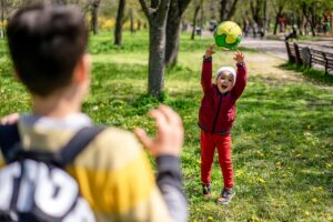 Pentru copii, împărţirea lucrurilor poate aduce fericire