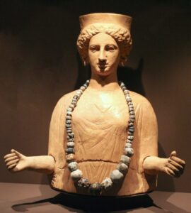 Statuie împodobită a zeiței punice Tanit, secolele V-III î.Hr., din necropola Puig des Molins, Ibiza (Spania), acum adăpostită în Muzeul de Arheologie al Cataloniei (Barcelona).