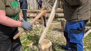Studenții implicați în experiment construiesc unele similare cu cele din epoca fierului