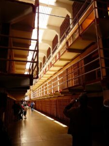 Viaţa din spatele gratiilor se va concentra pe şcolarizare, astfel încât acești minori să fie integrați cândva în societate