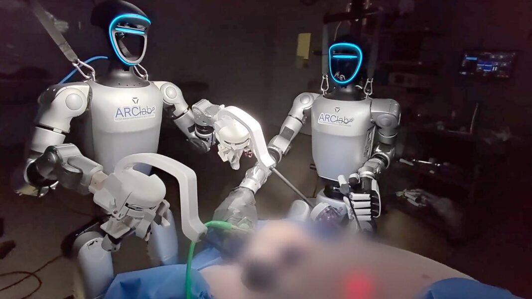 Colecistectomie laparoscopică realizată exclusiv de o echipă de roboți umanoizi