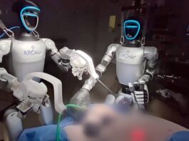Colecistectomie laparoscopică realizată exclusiv de o echipă de roboți umanoizi