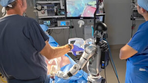 În cadrul experimentului, într-o primă intervenție, o echipă formată dintr-un robot umanoid și un medic chirurg care a acționat ca asistent, a realizat cu succes o operație de extirpare a vezicii biliare
