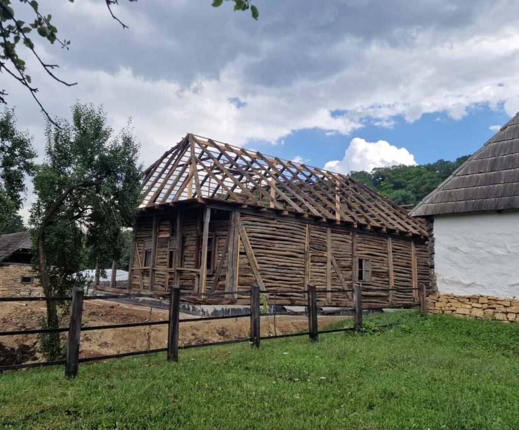 Lucrările de reconstrucție au început în cursul lunii iunie și sunt realizate de o echipă multidisciplinară