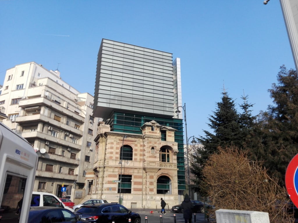 Sediul Uniunii Arhitecților din București, un amestec perfect de sticlă și cărămidă.